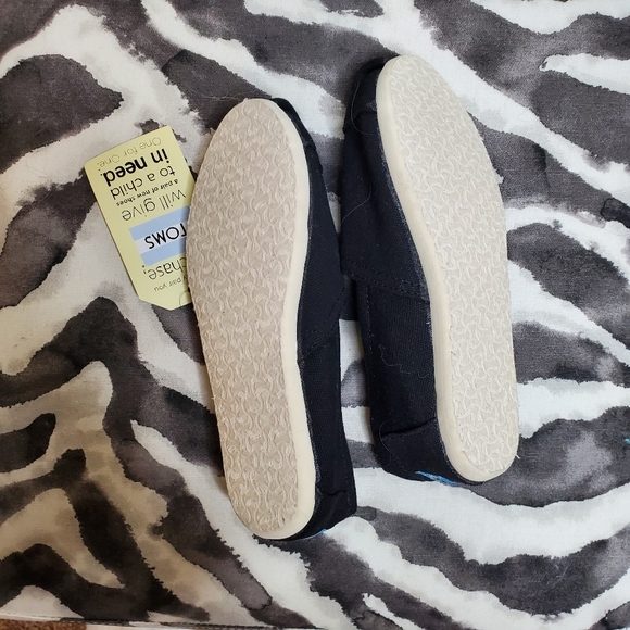 (SOLD) TOMS Animal Print Canvas Slip ons - Picture 11 of 15